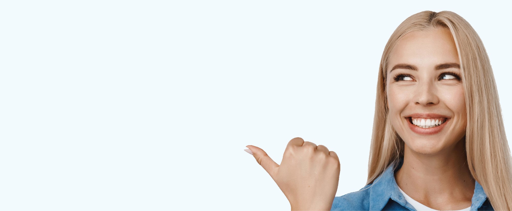 Mujer sonriendo señalando — Seguro de salud Adeslas